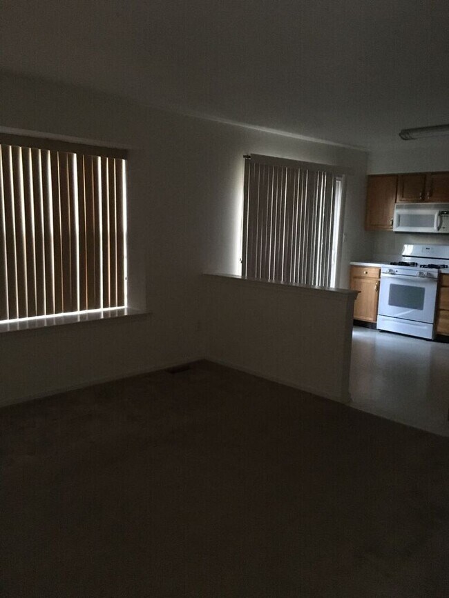 Building Photo - 3 bed 2.5 bath Townhouse - Mount Laurel