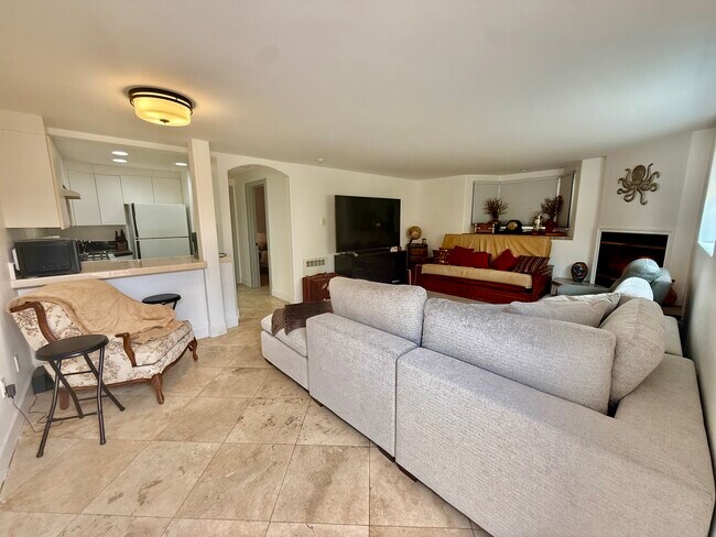 Foto del edificio - 328 Lakeshore Dr