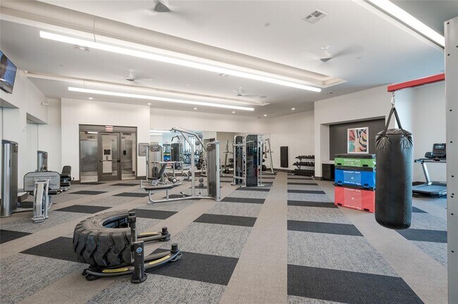 Building Photo - 1414 N Shepherd Dr