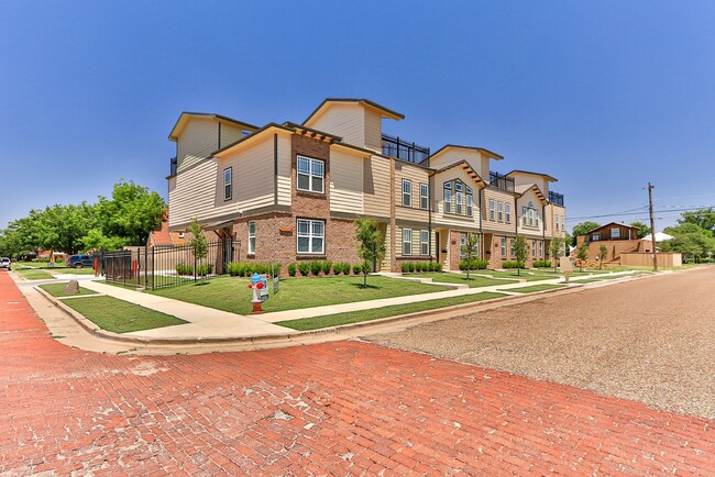 Foto del edificio - 2 Story Townhome With Top Level Deck!