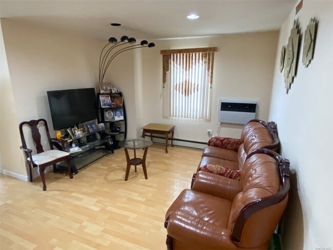 Foto del edificio - 241-26 85th Rd