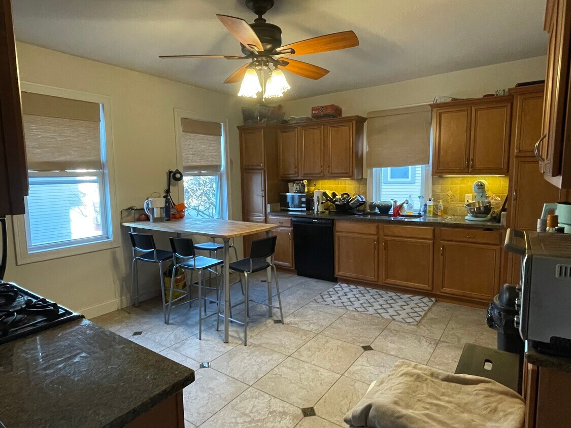 Primary Photo - 331 Williams St