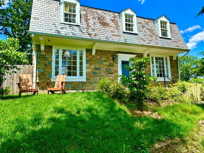 Foto del edificio - Check Out This Hidden House on a Hill!