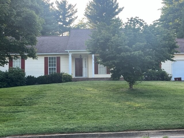 Foto principal - 308 Village Dr
