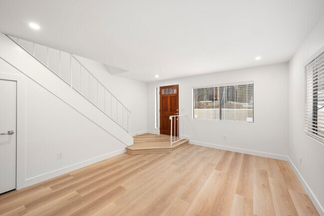 Building Photo - Beautifully Remodeled Townhome in Alpine!