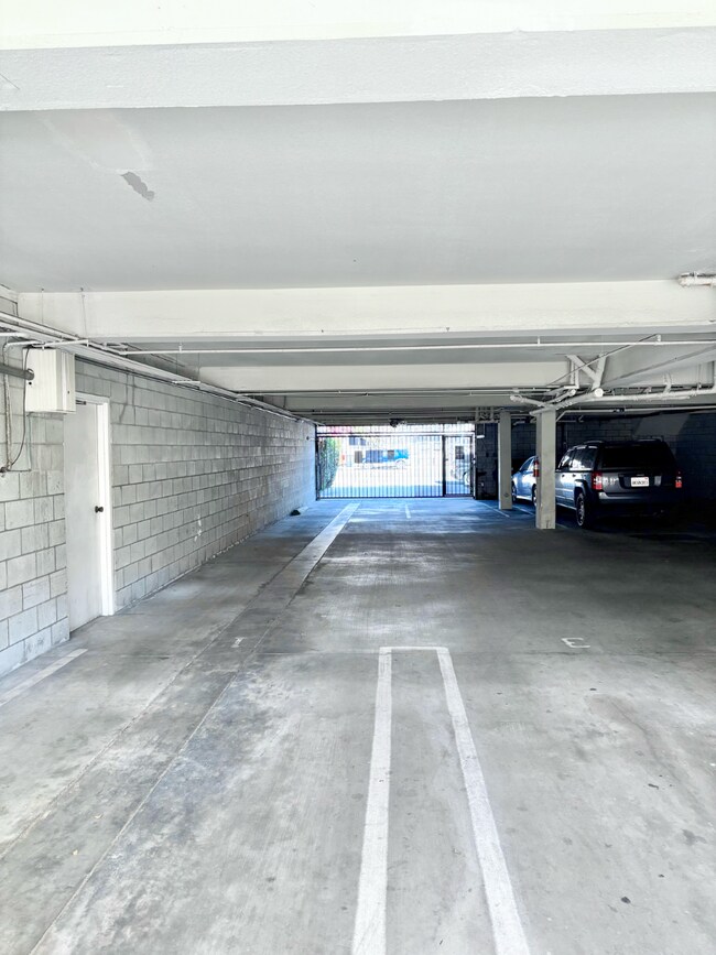Building Photo - 14540 Burbank Blvd