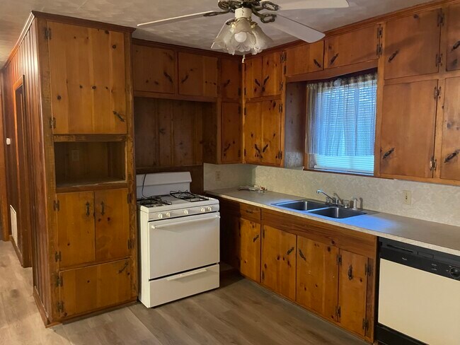 Building Photo - 111 Japonica Ln