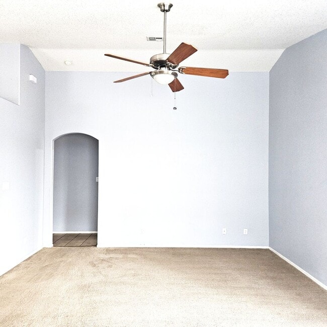 Building Photo - Awesome rental available!