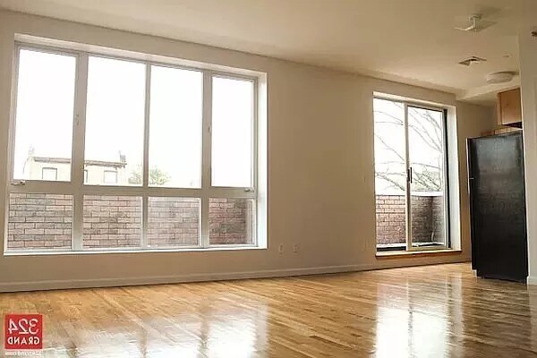Foto del edificio - 324 Grand Ave