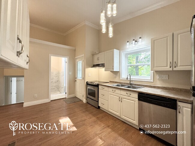 Photo du bâtiment - Spacious 2-Bedroom Main Level Apartment with Backyard & 2 Parking Spaces – Mississauga