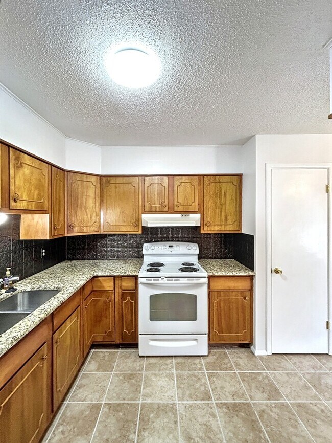 Foto del edificio - 1212 Hillcrest Dr