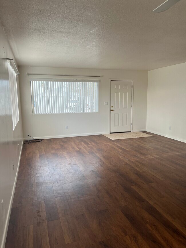 Living - 2540 Palisades Dr