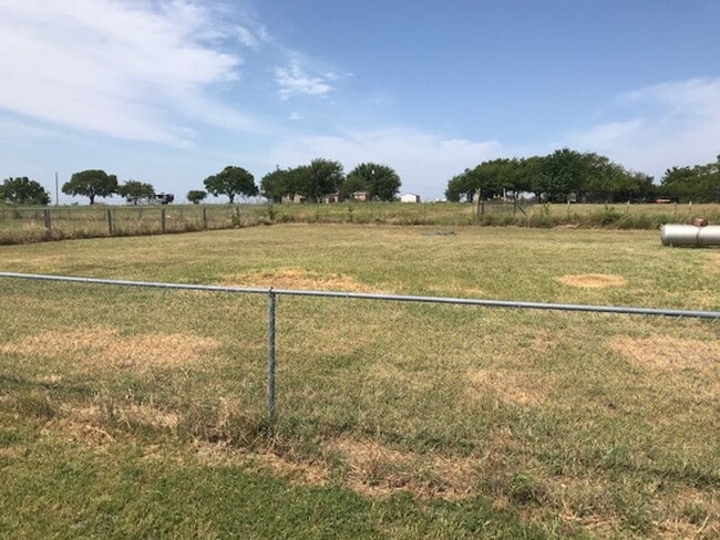 Building Photo - 2 Bedroom and 2 Baths Home on Large Fenced...