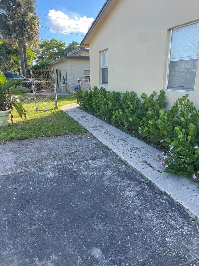 2949 Avenue J, Riviera Beach, FL 33404 Townhome Rentals in Riviera