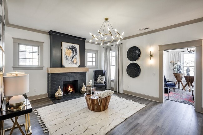 Building Photo - Beautifully Updated 1/1 w/ Bonus Room in M...