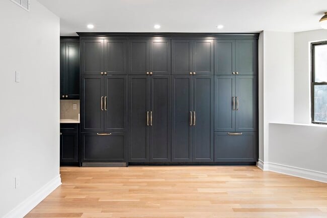 Building Photo - 100 E Brookline St