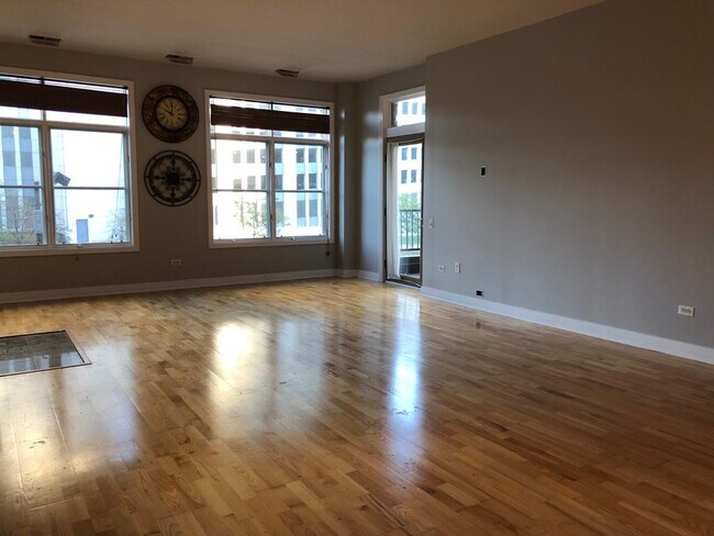 Big windows - 333 N Jefferson St