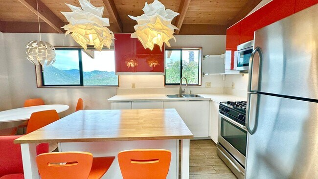 Foto del edificio - Beautiful Custom, Detached Guest Home on S...