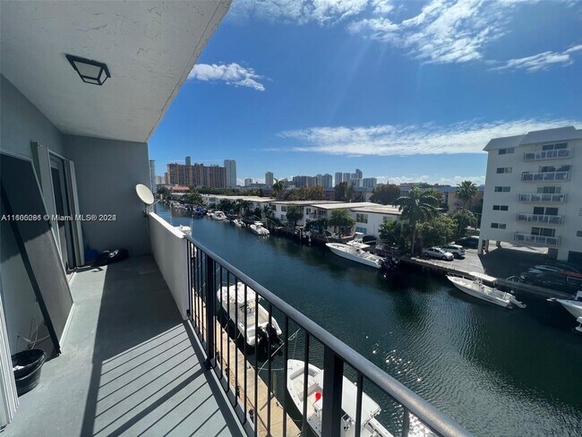 Foto del edificio - 3642 NE 171 St