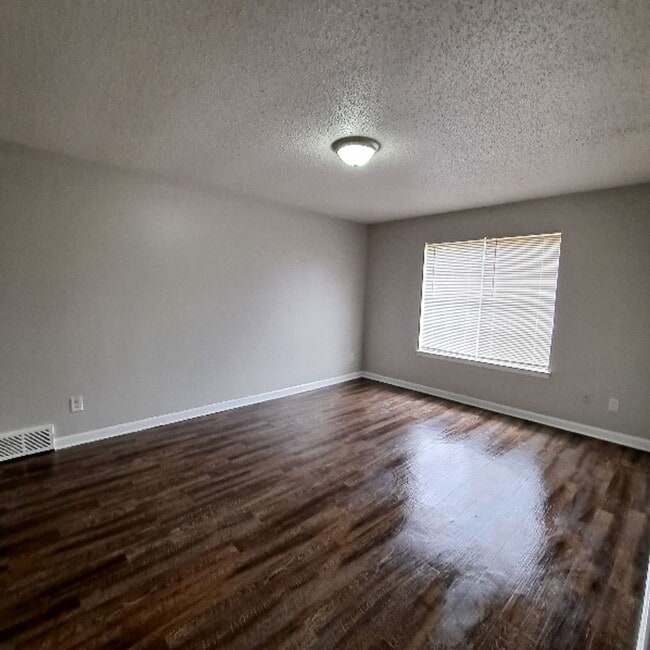 Building Photo - Great Duplex Unit In The Heart of Memphis
