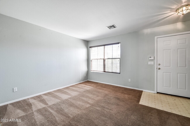 Foto del edificio - 808 W Roeser Rd