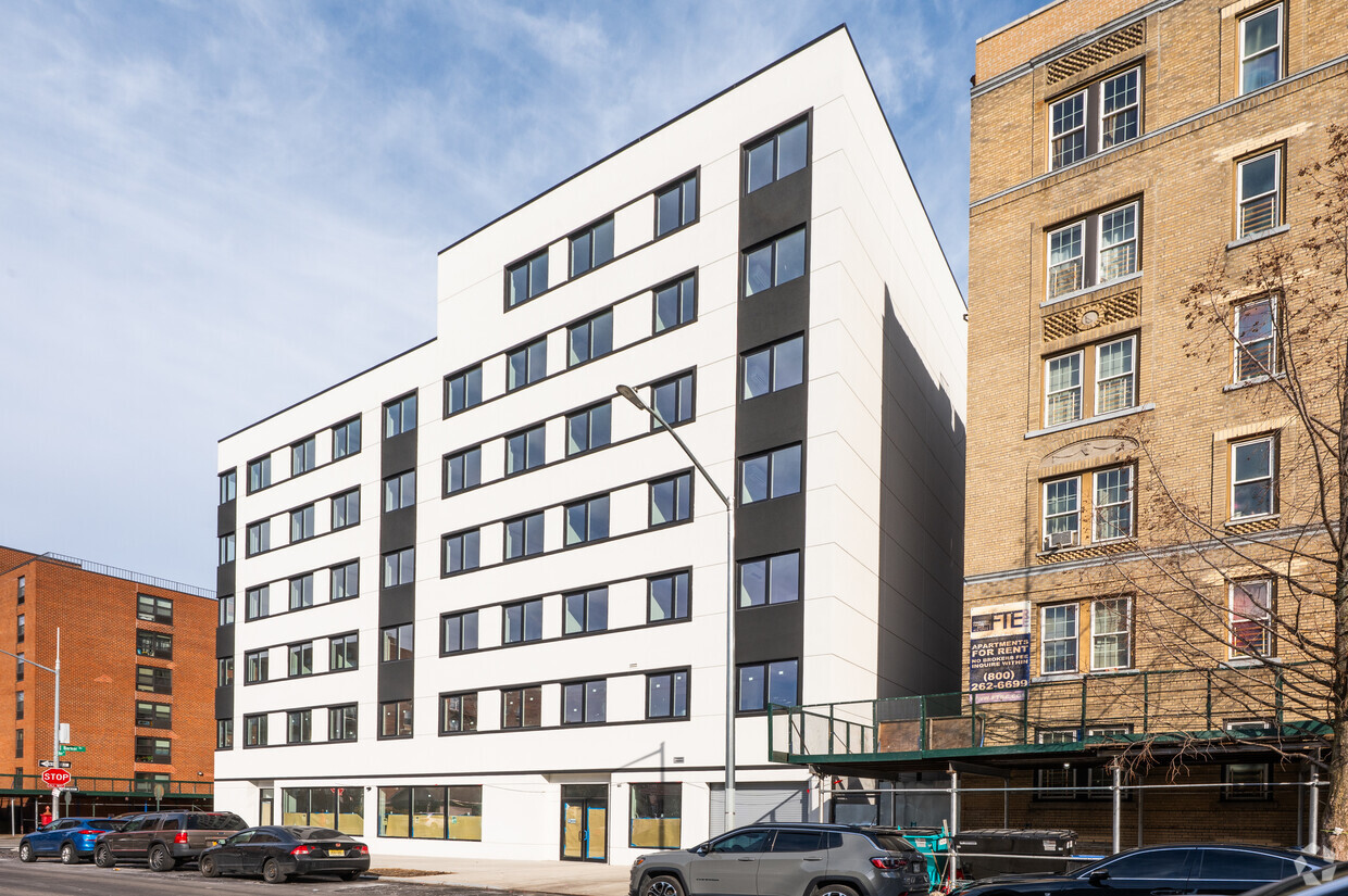 Building Photo - 2500 Barker Ave
