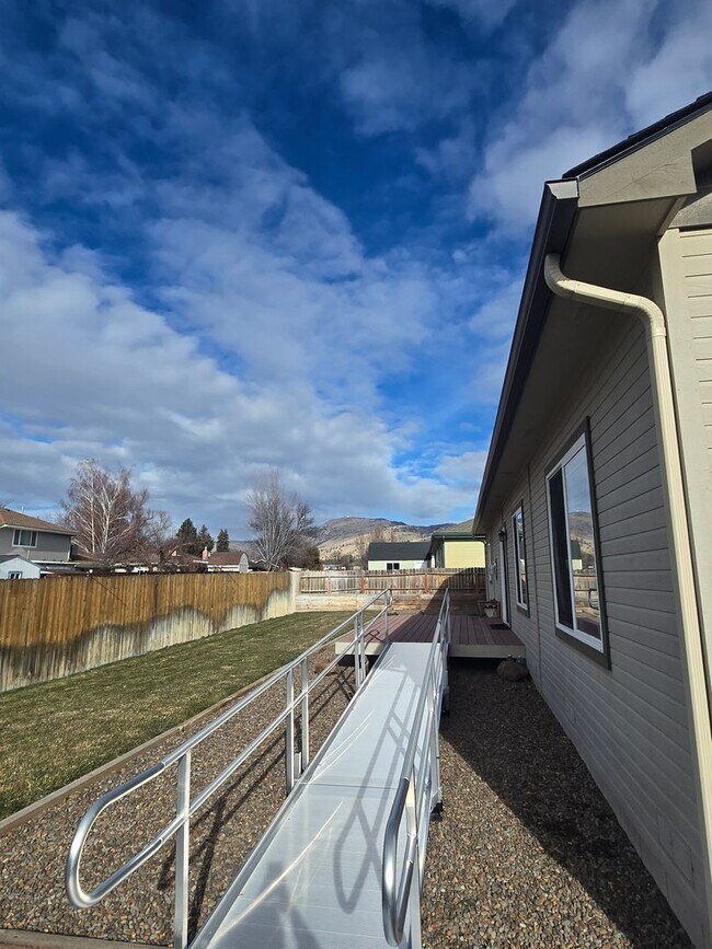 Foto del edificio - 1920 square foot single family home has 4 bedrooms and 2.0 bathrooms.