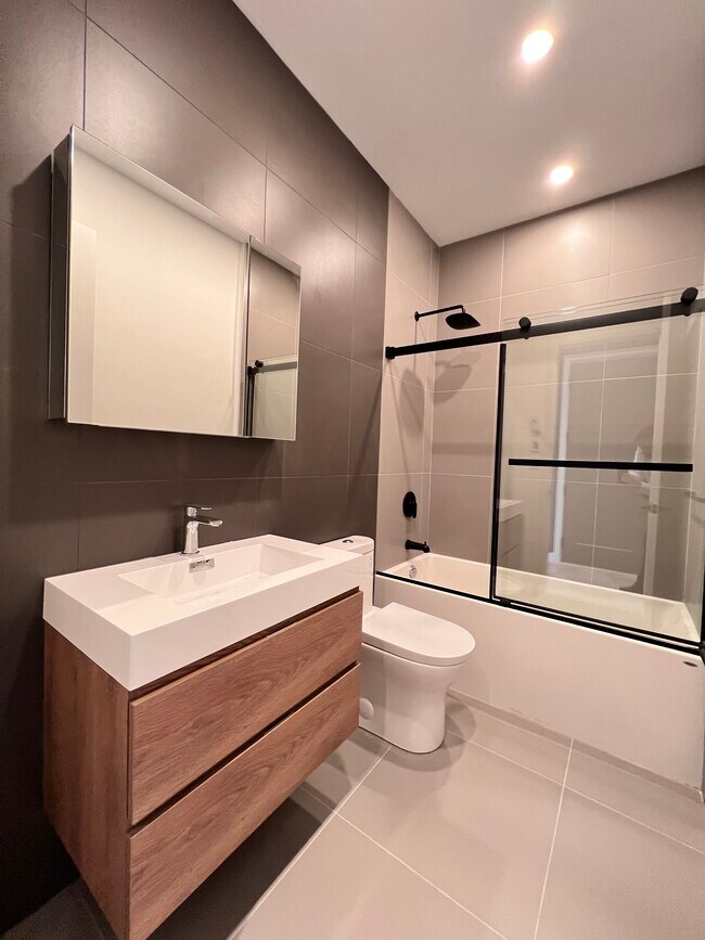 Building Photo - 5539 Rue Laurendeau