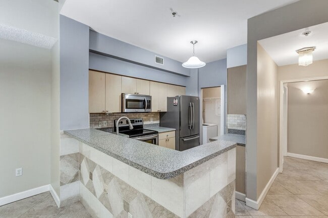 Building Photo - ** RESERVE AT NAPLES ** 3 BED / 2 BATH - TOP FLOOR CONDO - CENTRAL NAPLES - ANNUAL RENTAL
