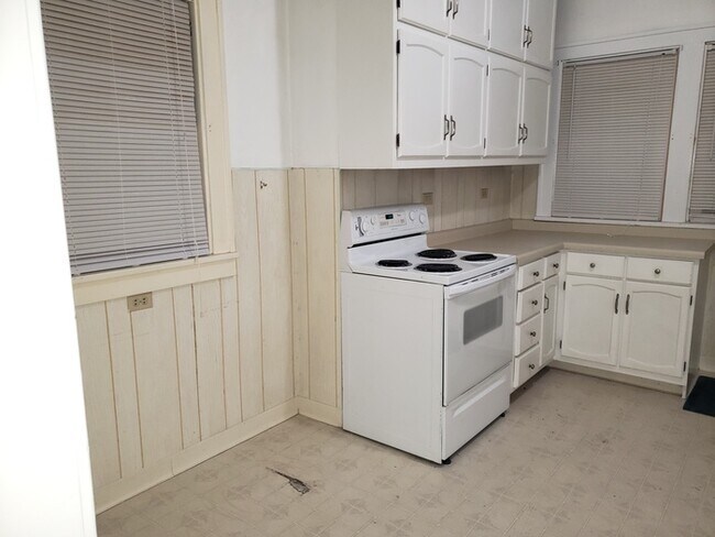 Building Photo - 1120 W 22nd St