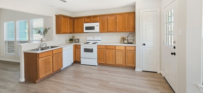 Building Photo - 979 Oak Lynn Dr
