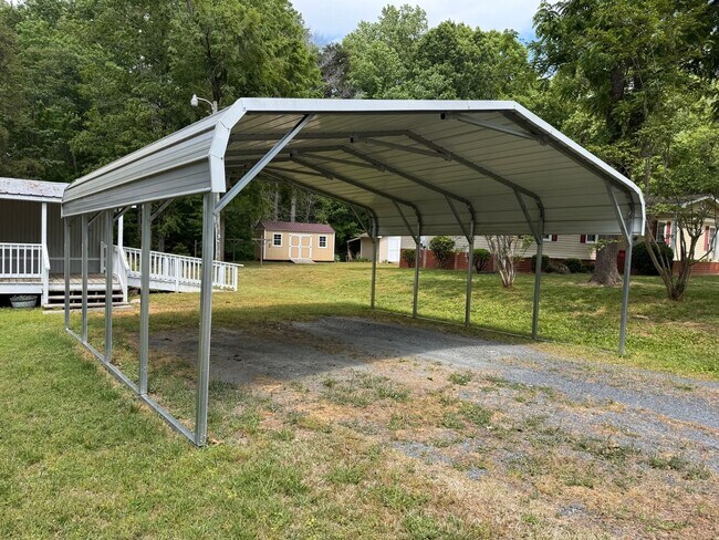 Foto del edificio - 2 BED, 2 BATH MOBILE HOME LOCATED IN ASHEBORO ON SOUTH LAKE DR!