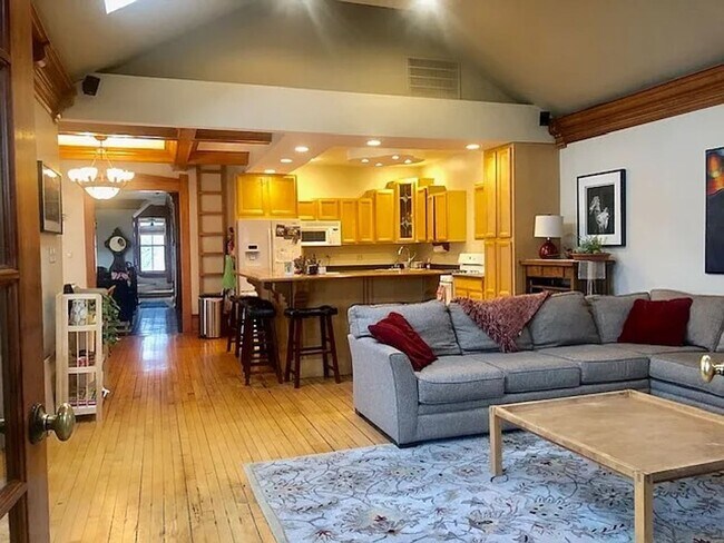 Foto del edificio - Rare Find in Brewer’s Hill – Bright, Chara...