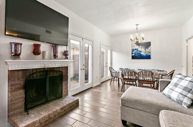 Building Photo - 1052 Augusta Dr