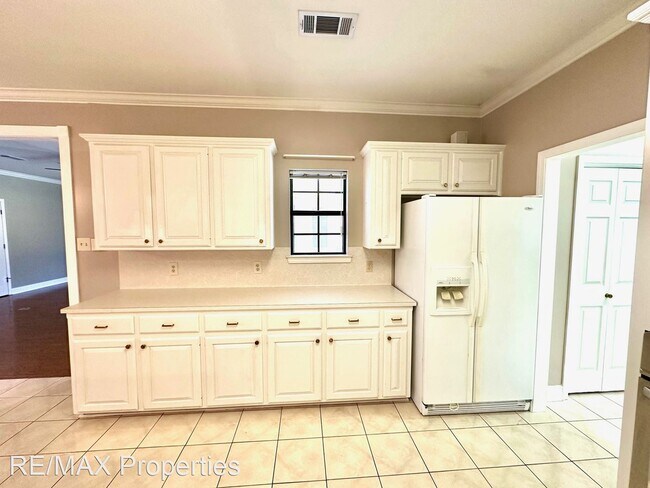 Foto del edificio - 3 br, 2 bath House - 14138 Troy Duplessis ...