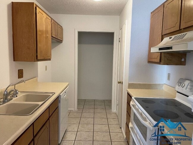 Building Photo - For Rent - 2 Bed/ 1.5 Bath
