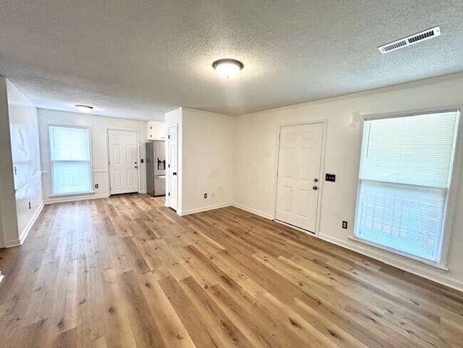 Building Photo - 4425 Bonnell Dr NW