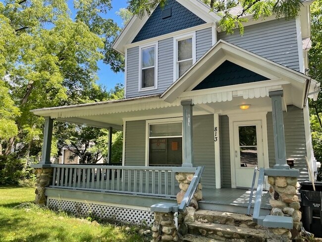 Building Photo - 4 bed/2 bath home close to WMU and downtow...