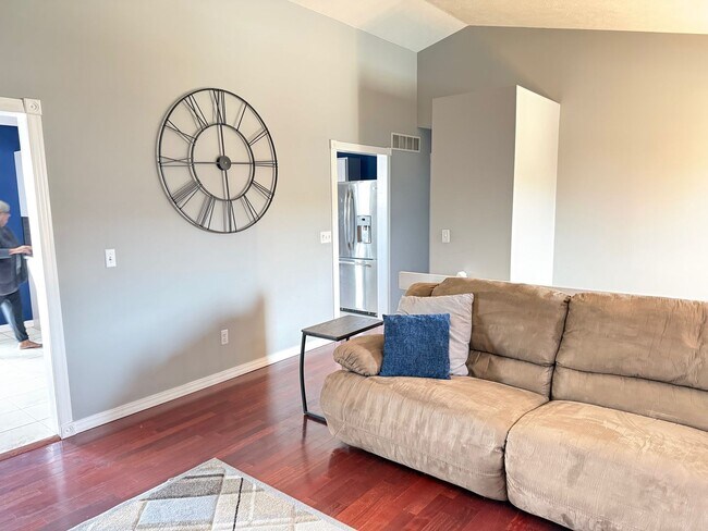 Foto del edificio - Beautiful 4 BR on Bloomington's east side
