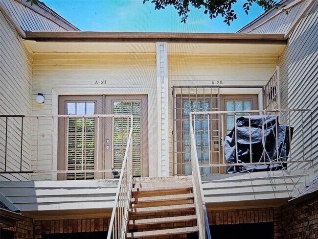 Foto del edificio - 2425 Holly Hall St