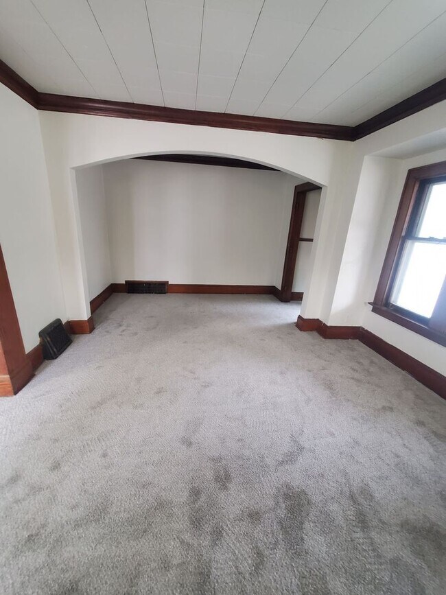 Building Photo - 2419-2421 W Keefe Ave. (Duplex)(ACE PROPERTY)