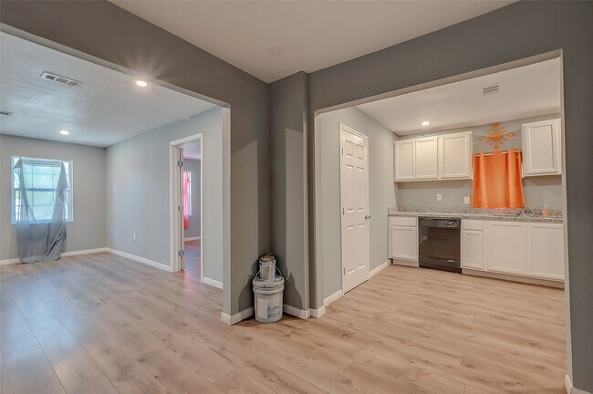 Foto del edificio - 6823 Goforth St