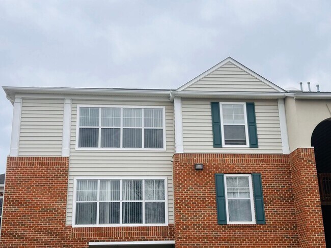 Building Photo - 303 N Knollwood Dr