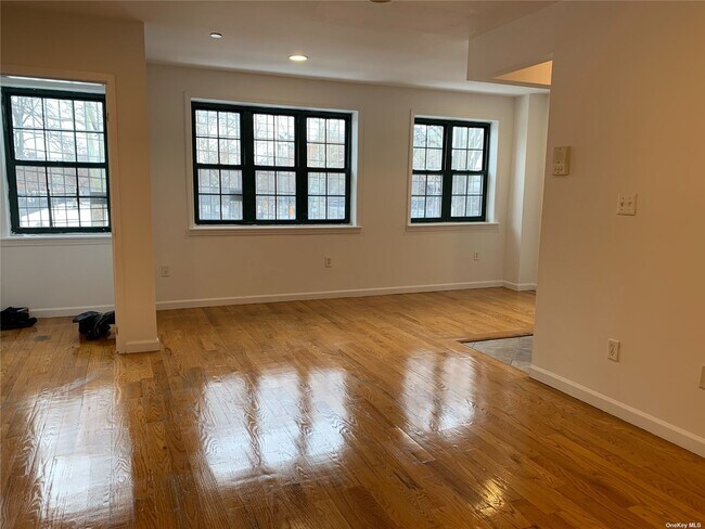 Foto del edificio - 103-2-103-42 42nd Ave