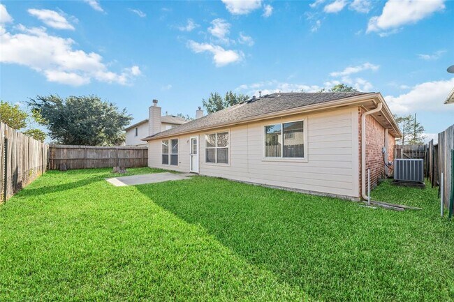 Foto del edificio - 19910 Cresent Creek Dr