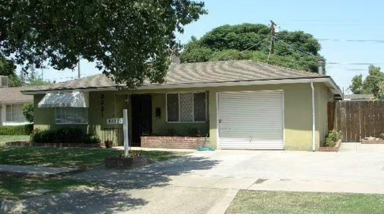 Primary Photo - 3 Bed · 2 Bath · Huge Yard · Great Central Location!