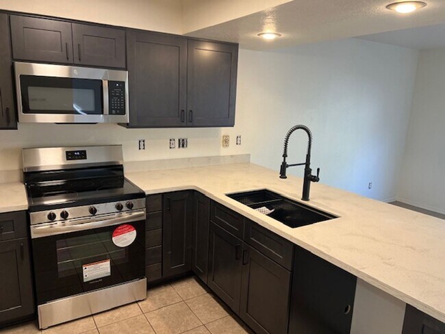 Building Photo - Newly Remodeled Townhome on Pine Cliff Drive