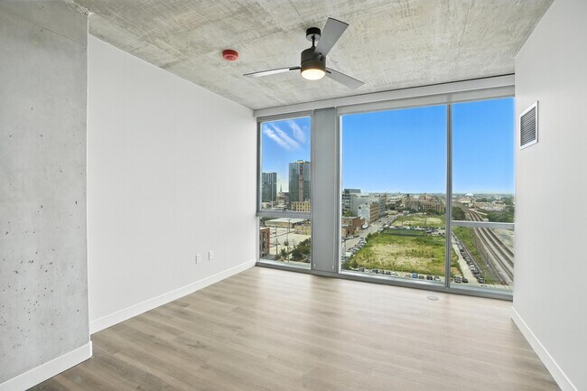 Building Photo - 1110 W Carroll Ave