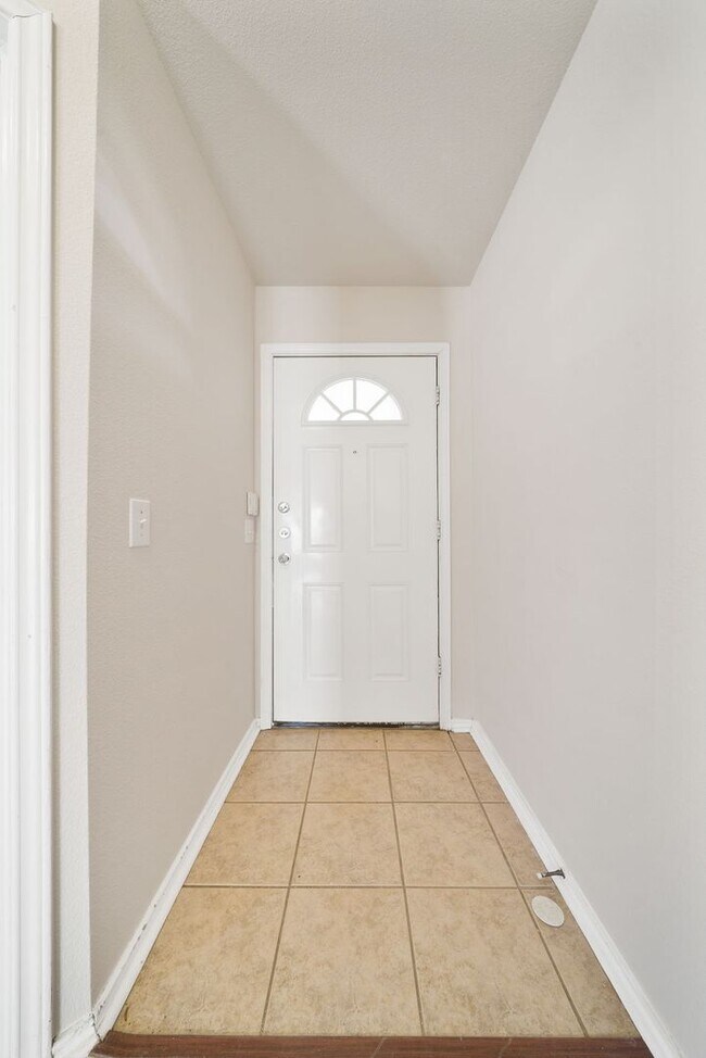 Building Photo - 4 Bedroom and 2.5 Bathroom located in Bulv...