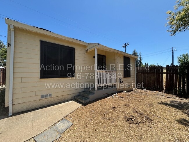 Building Photo - Charming 1 Bed, 1 Bath Home - Private Back...